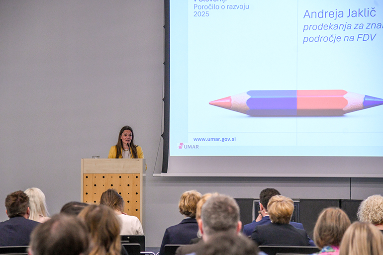Andreja Jaklič, prodekanja za znanstvenoraziskovalno področje na FDV z uvodnim nagovorom na dogodku Kakovost življenja v Sloveniji - Poročilo o razvoju 2025