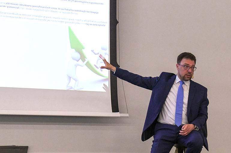 Peter Wostner, sourednik publikacije Kakovost življenja v Sloveniji – Poročilo o razvoju 2025  predstavlja izsledke